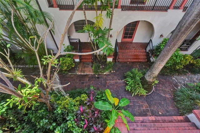 view of yard with a balcony