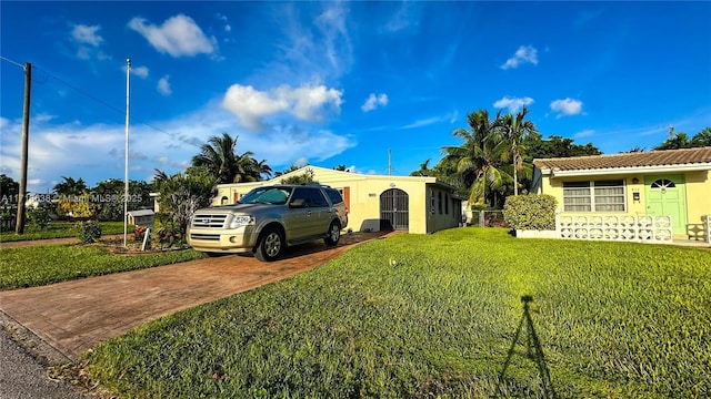 view of front facade featuring a front yard