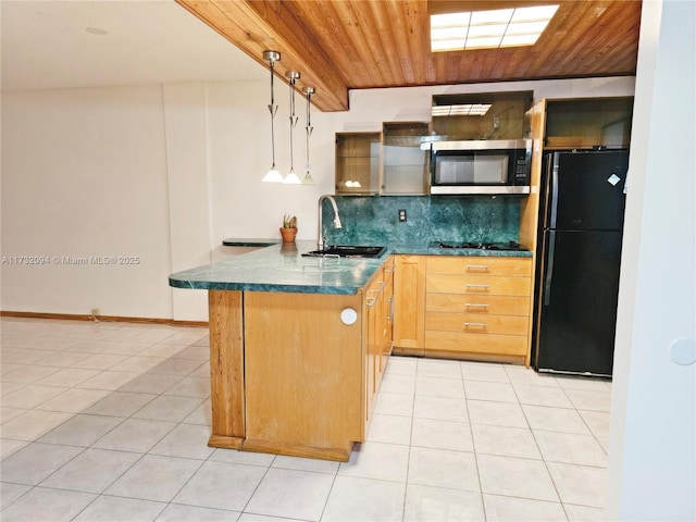 kitchen with sink, hanging light fixtures, kitchen peninsula, decorative backsplash, and black appliances