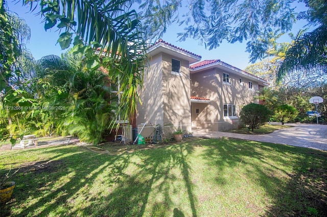 view of side of property featuring a lawn