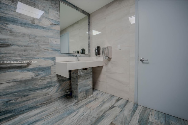 bathroom featuring tile walls