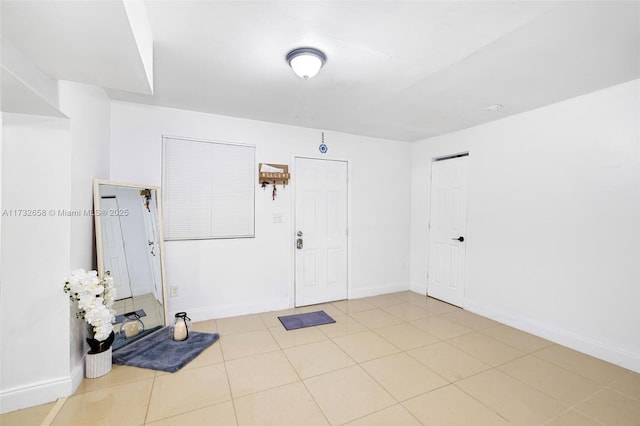 empty room featuring light tile patterned floors