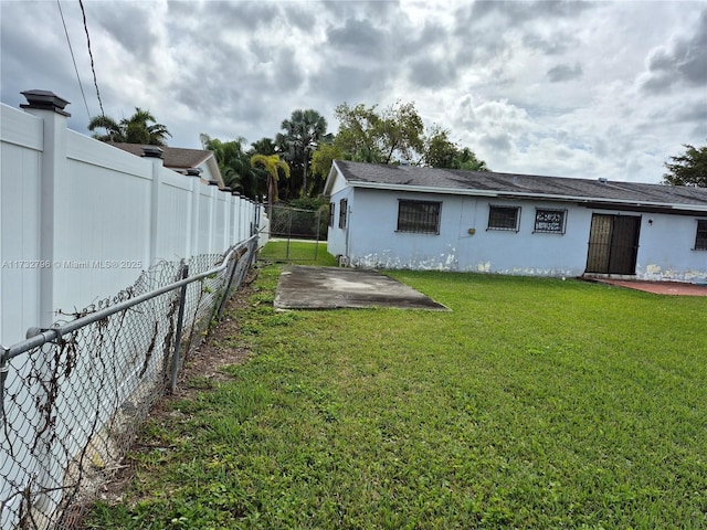 view of yard with a patio