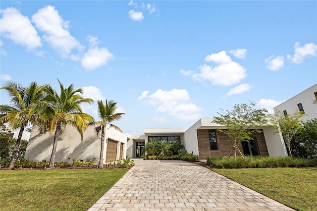 view of front facade featuring a garage and a front lawn