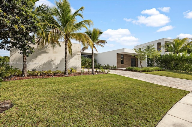 view of front of property featuring a front yard