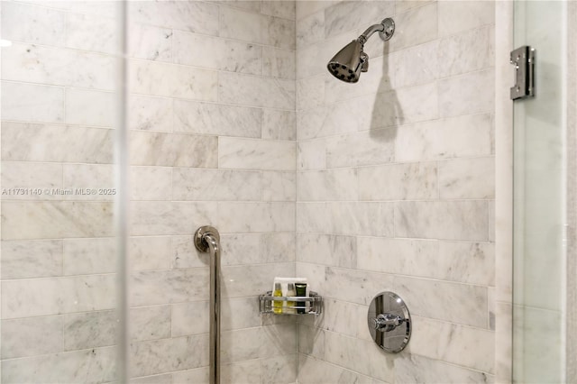 room details featuring tiled shower