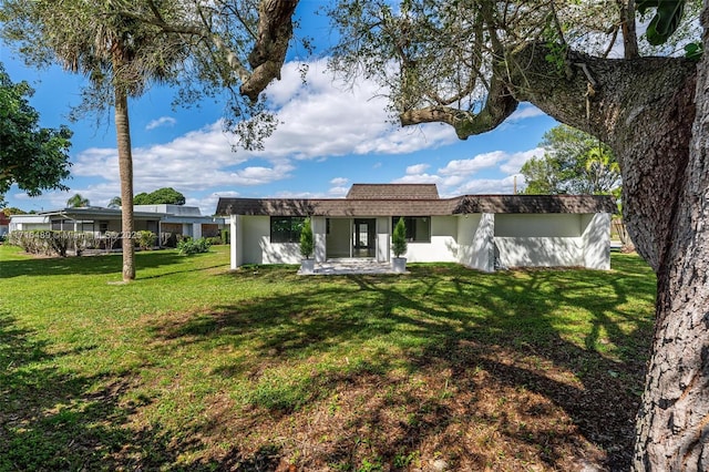 view of front of property featuring a front yard