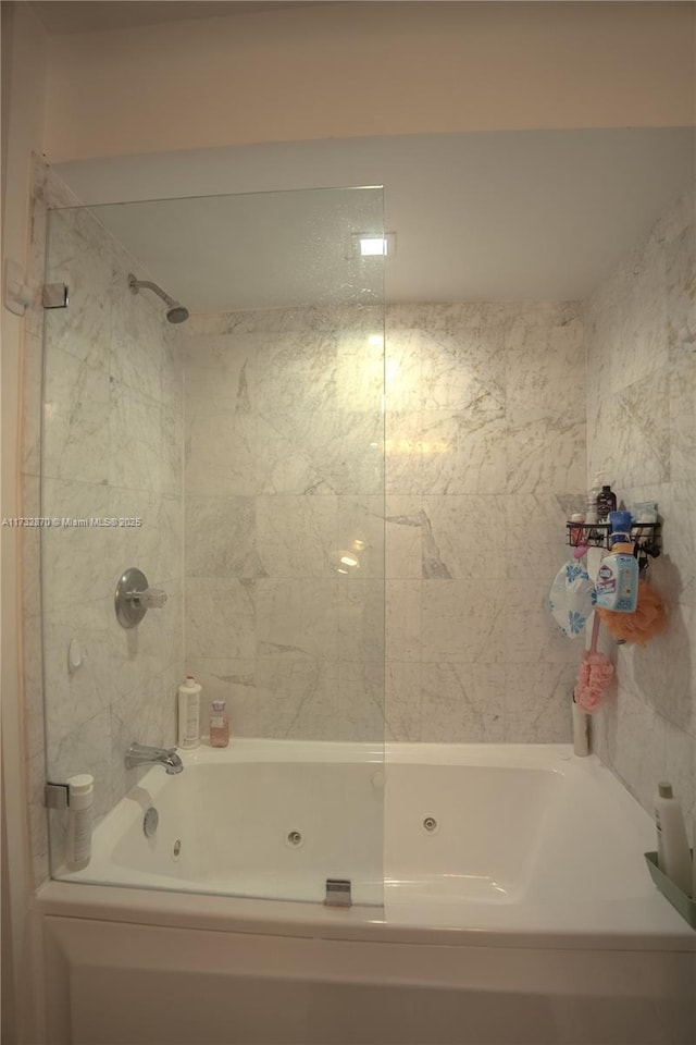 bathroom featuring tiled shower / bath combo