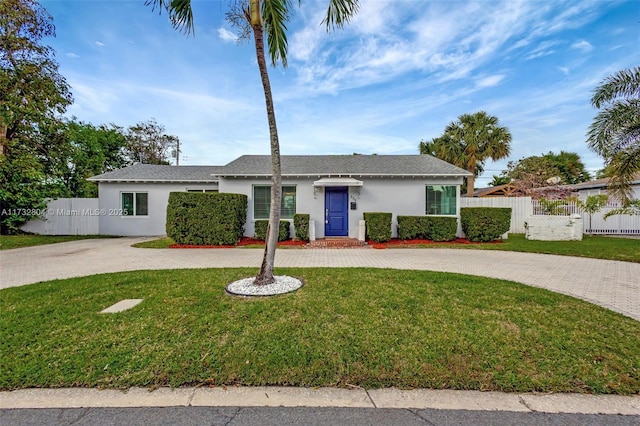 single story home featuring a front yard