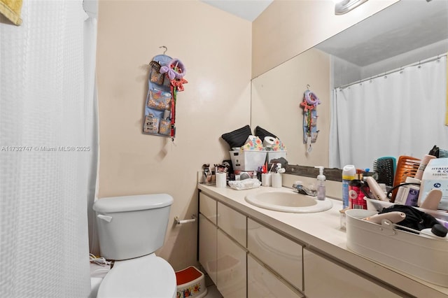 bathroom featuring a shower with curtain, vanity, and toilet