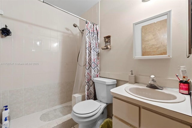 bathroom with a shower with curtain, vanity, and toilet