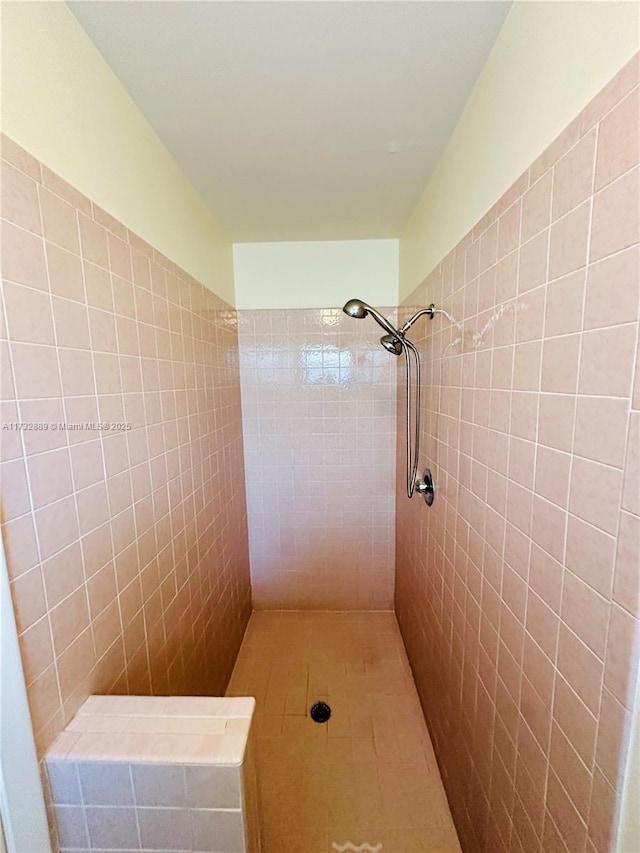 bathroom featuring tiled shower