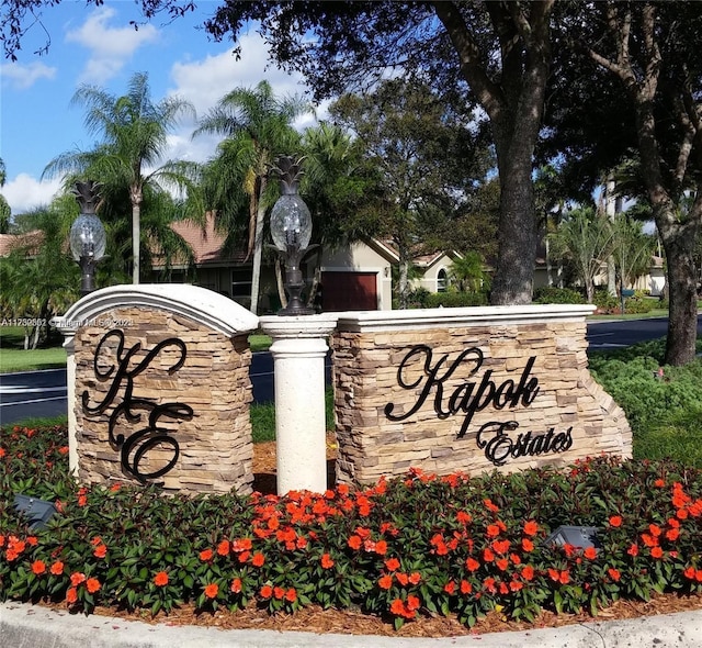 view of community / neighborhood sign