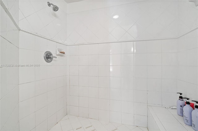 bathroom featuring a tile shower