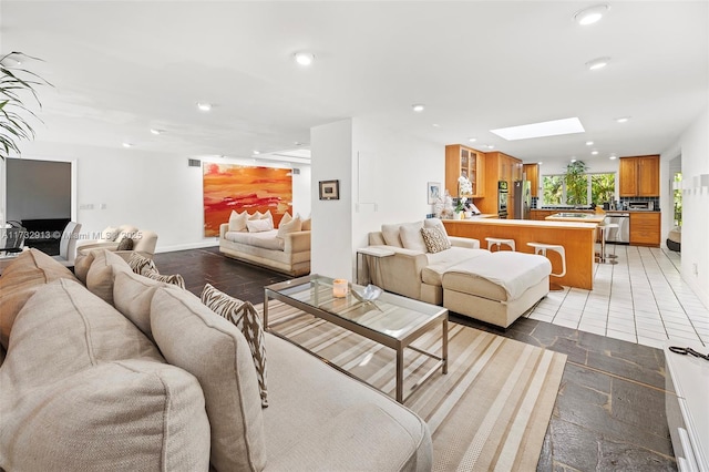 living area featuring a skylight and recessed lighting