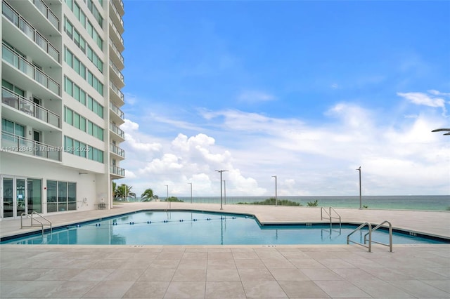 view of swimming pool featuring a water view