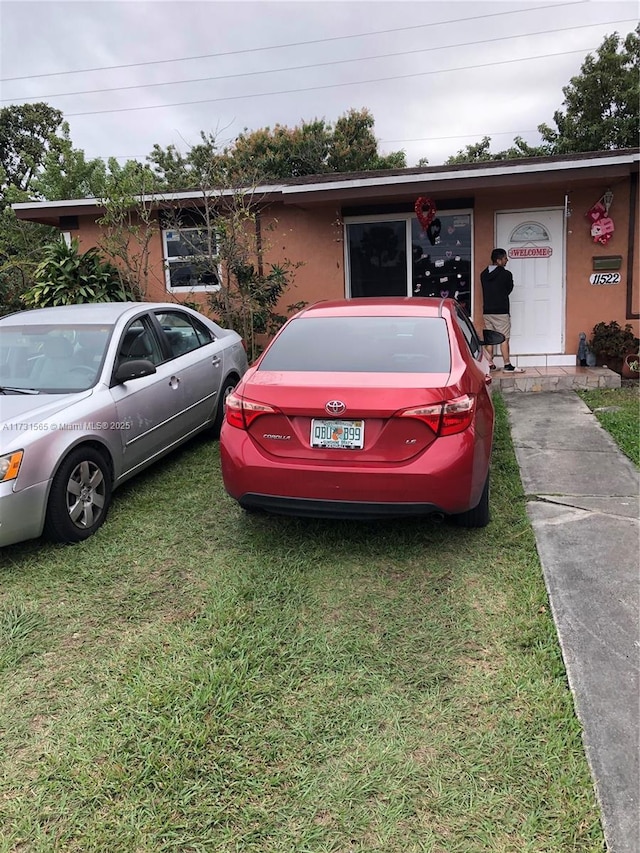 view of front of property featuring a front lawn