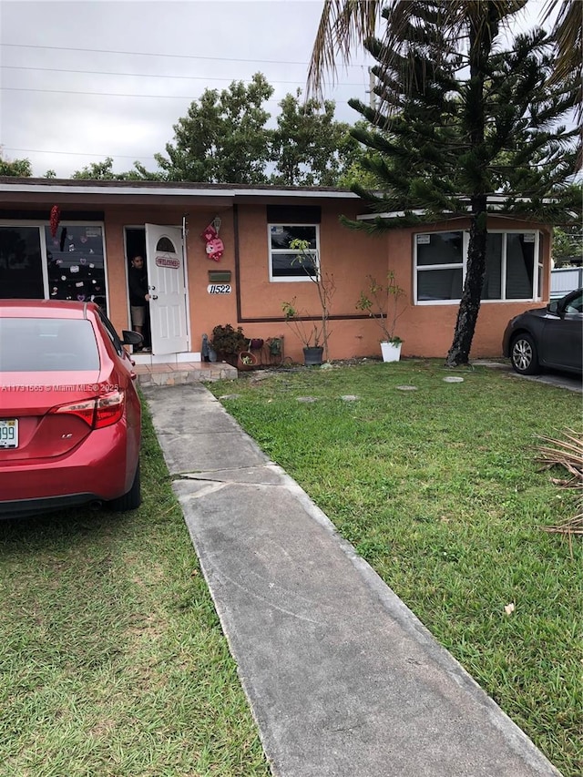 view of front of property featuring a front lawn