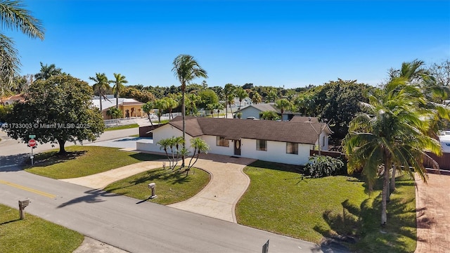 view of front of house featuring a front yard