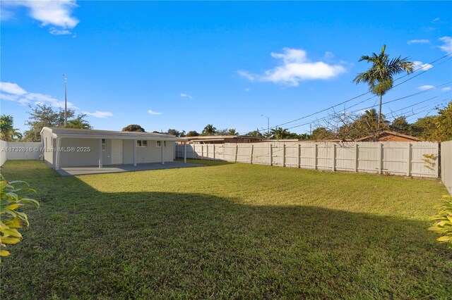 view of yard featuring a patio area