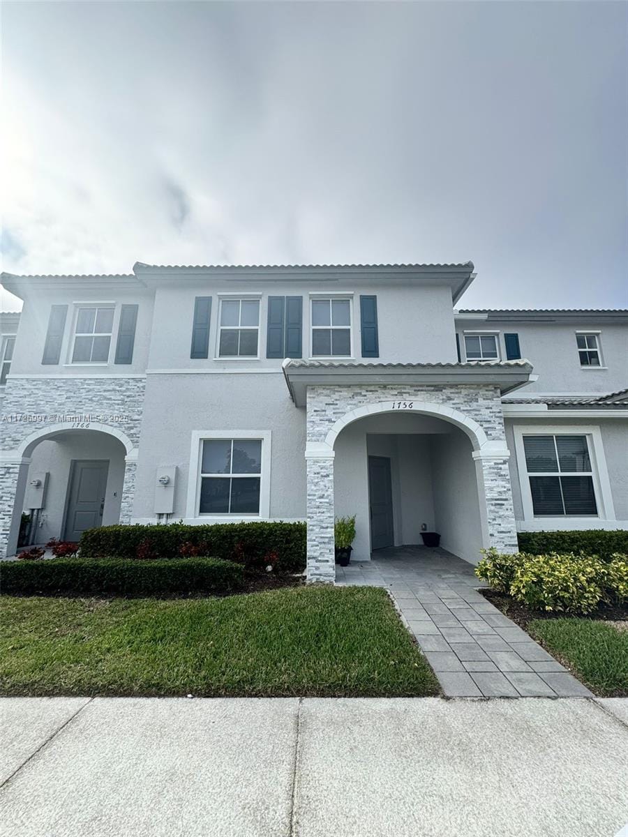 view of front of property featuring a front yard