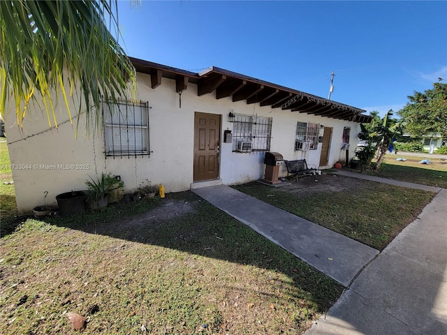 view of front of home featuring a front yard