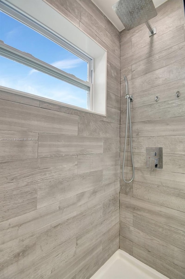 bathroom featuring tiled shower