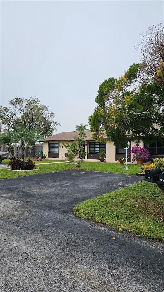 view of front of property featuring a front yard