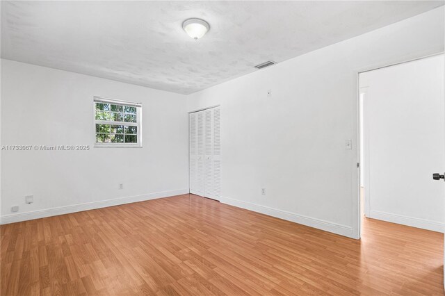 bedroom with a textured ceiling, light hardwood / wood-style floors, and ceiling fan