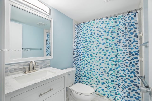 bathroom featuring a shower with curtain, vanity, toilet, and decorative backsplash