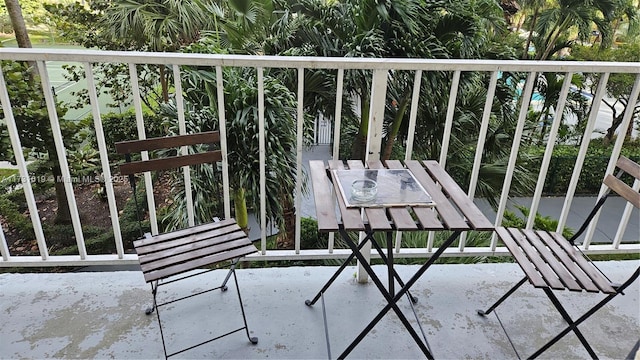 balcony with outdoor dining space