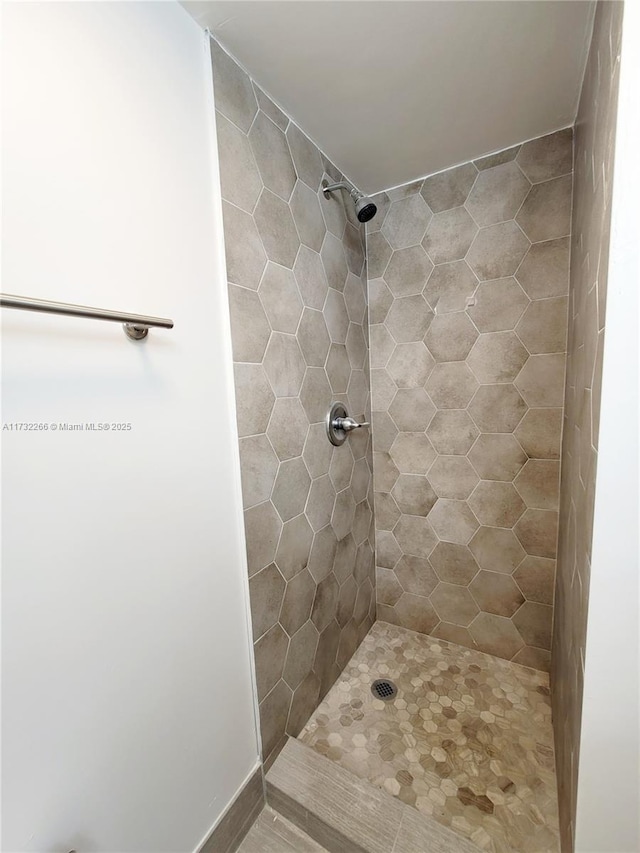 bathroom featuring tiled shower