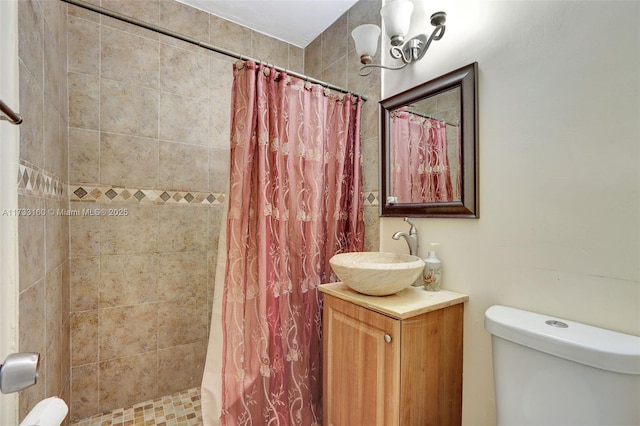 bathroom featuring vanity, a notable chandelier, a shower with curtain, and toilet