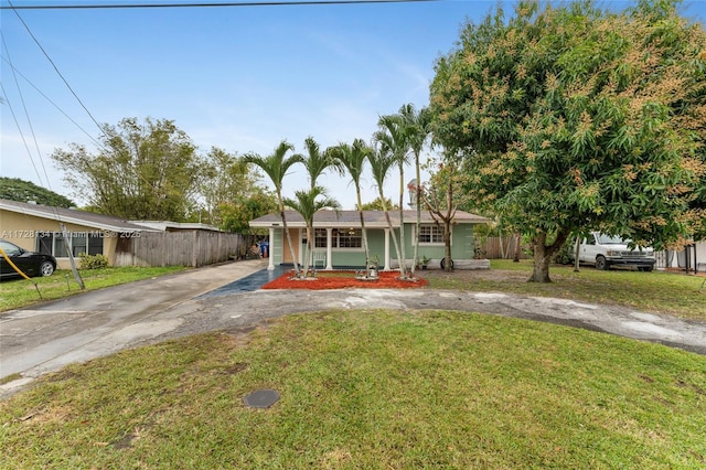 single story home featuring a porch and a front lawn