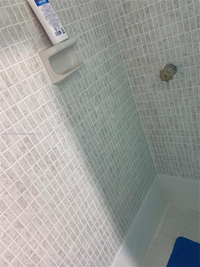 bathroom featuring a tile shower