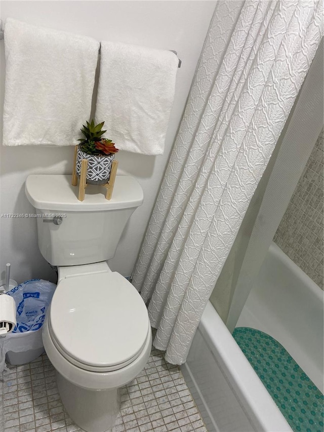 bathroom featuring shower / tub combo with curtain and toilet