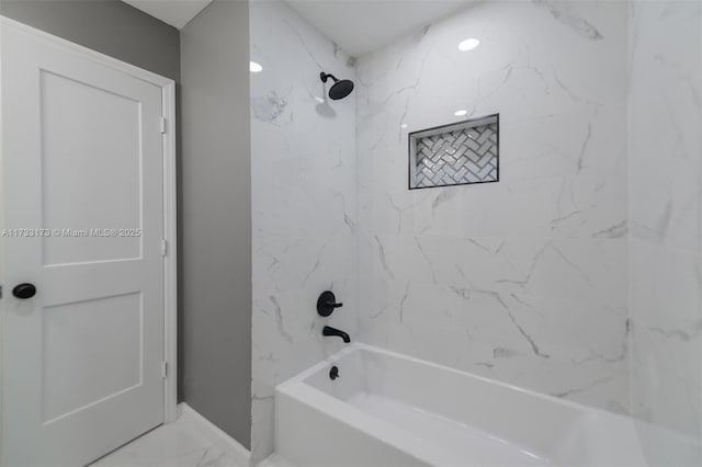 bathroom with tiled shower / bath