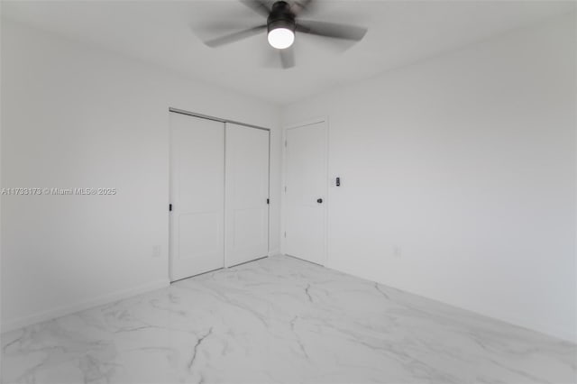 unfurnished bedroom featuring ceiling fan and a closet