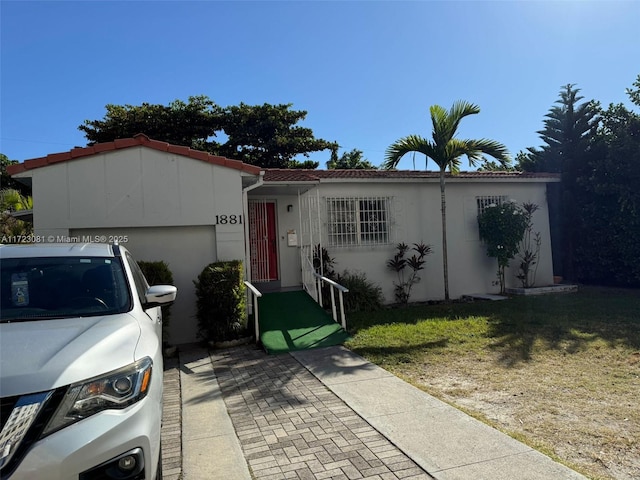 view of front of home featuring a front yard