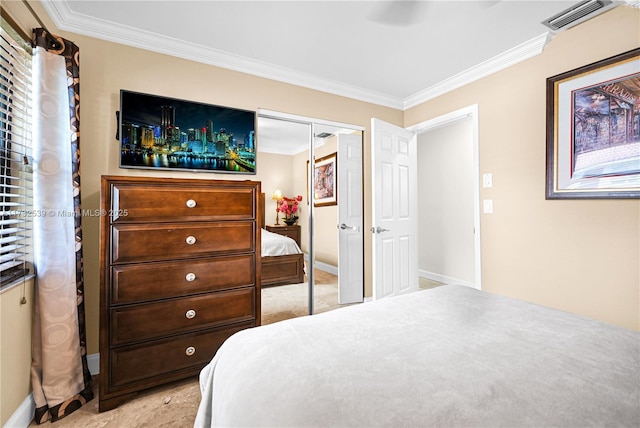 bedroom with crown molding, ceiling fan, and a closet