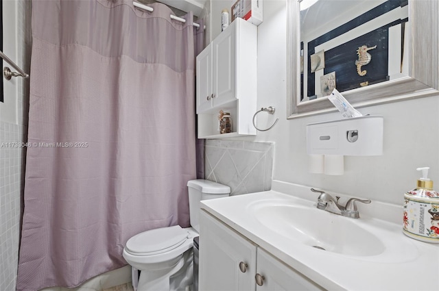 bathroom with a shower with curtain, vanity, and toilet