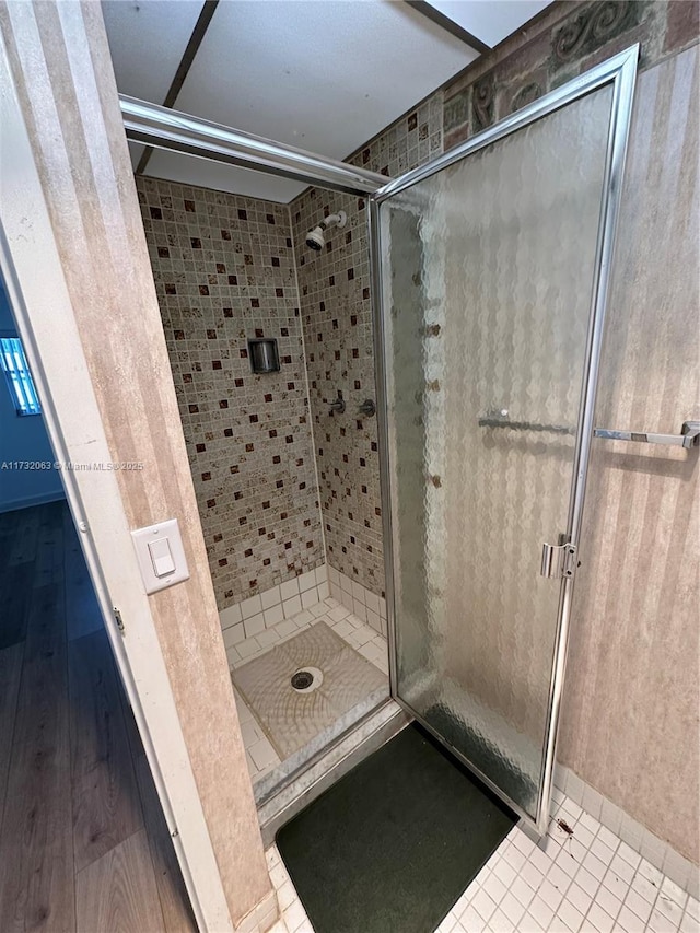 bathroom featuring tiled shower