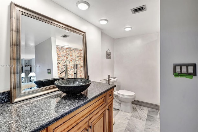 bathroom featuring a shower with curtain, vanity, and toilet