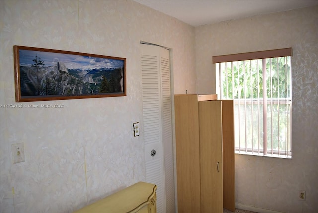 9360 Sunrise Lakes Blvd Unit 112, Sunrise, FL 33322 - bathroom with wallpapered walls