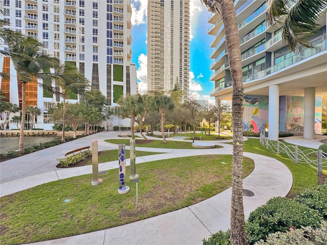 view of property's community featuring a lawn