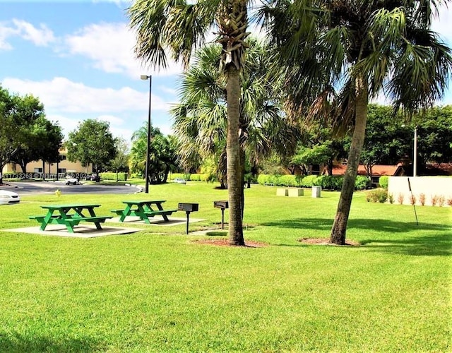 3360 N Pinewalk Dr N Unit 1315, Margate, FL 33063 - surrounding community with a yard