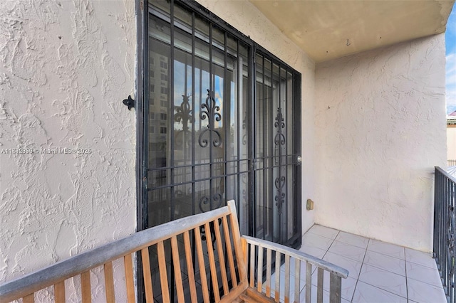 property entrance featuring a balcony