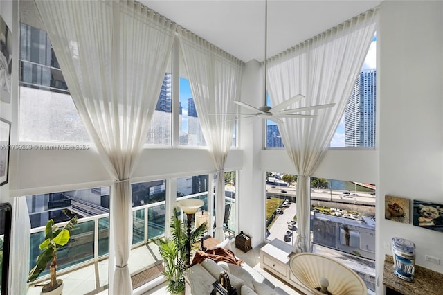 sunroom with ceiling fan