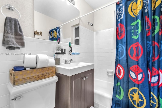 full bathroom featuring tasteful backsplash, vanity, shower / bathtub combination with curtain, and toilet