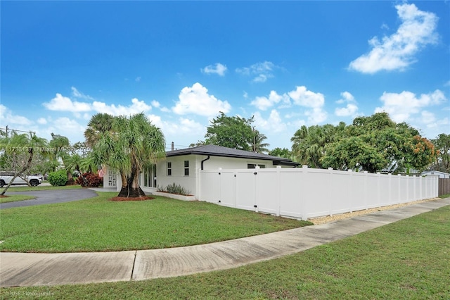 view of side of property featuring a yard